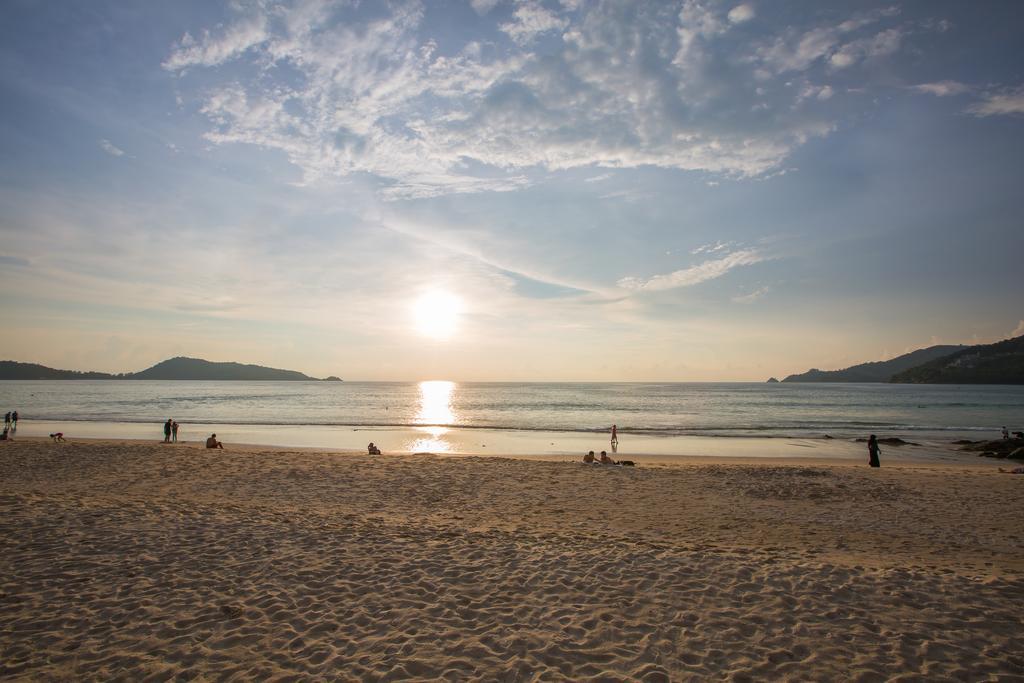 赤脚卡利姆海滨酒店 Patong 外观 照片