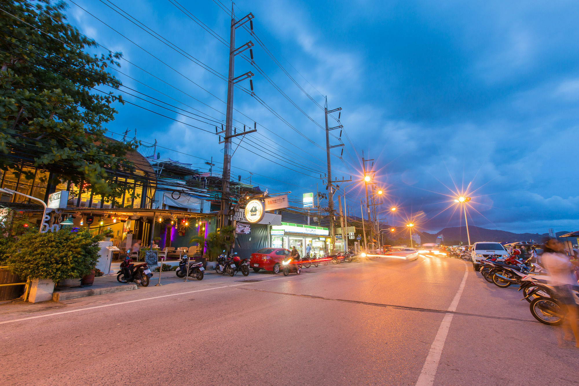 赤脚卡利姆海滨酒店 Patong 外观 照片